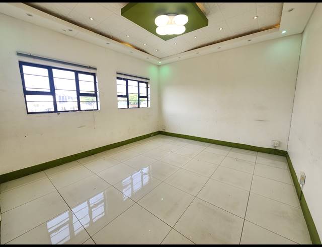 121M² RETAIL TO LET IN ROOIHUISKRAAL